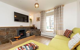 Sleeps 6. Free Wifi. Free Parking Central Location.